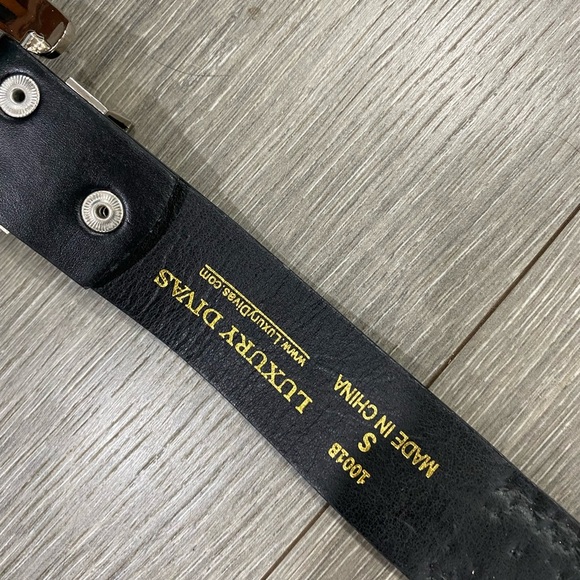 Elegant Black and Silver Belt - Picture 6 of 6